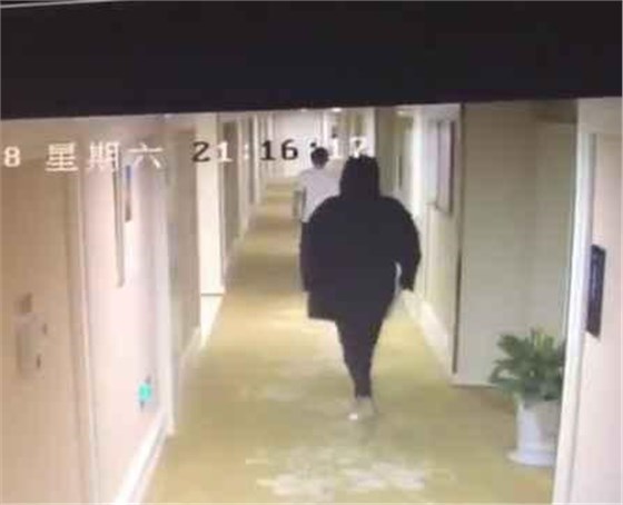胡一天被爆酒店夜會(huì)高挑美女,工作人員回應(yīng)